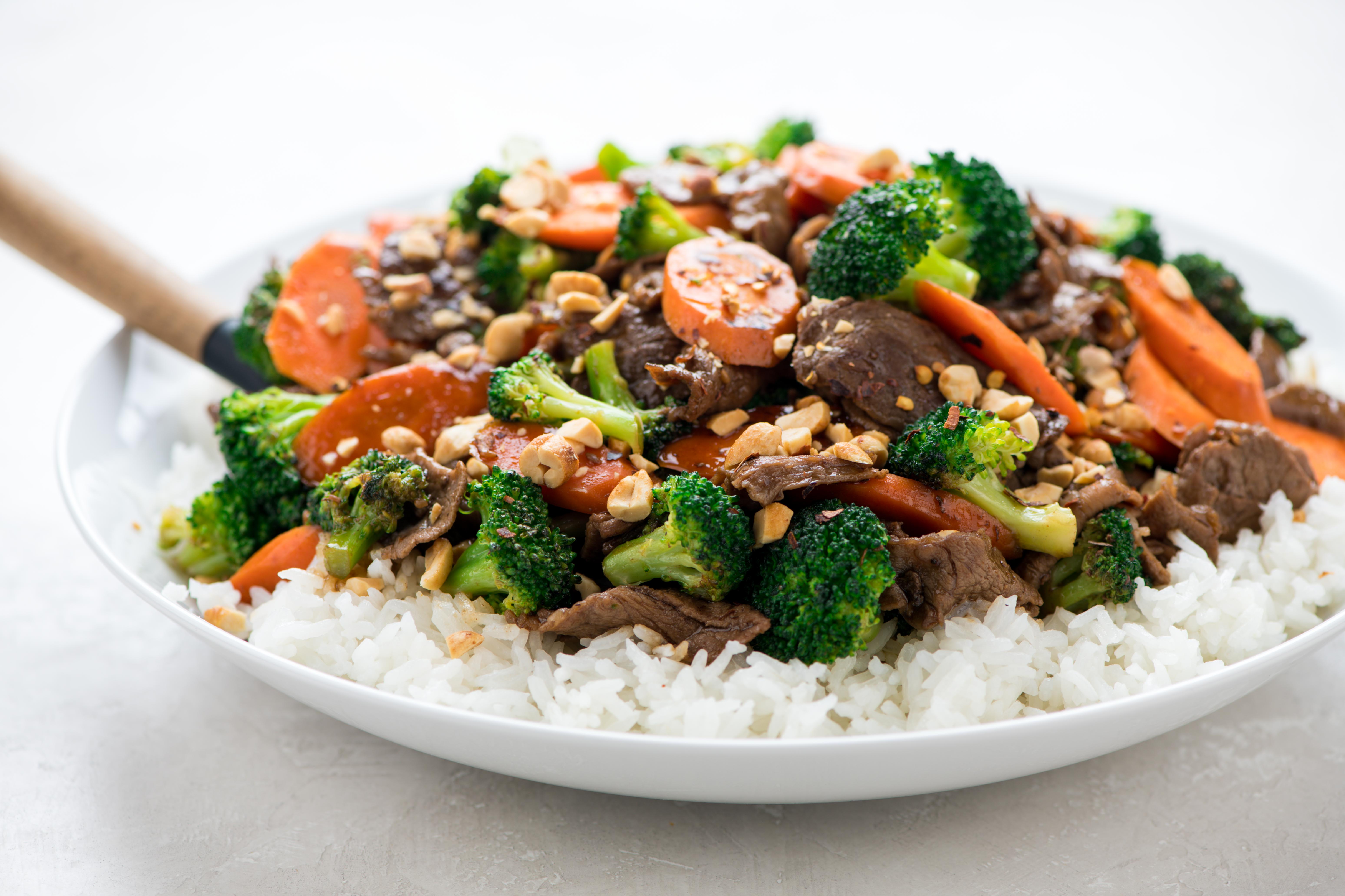 Japanese Steak Bento Bowl with Rice, Broccoli, and Roasted Peanuts ...